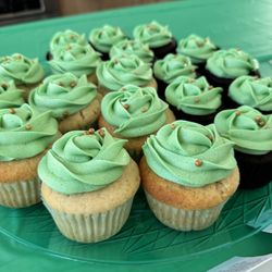 Cat Cat's Nom Nom - Vanilla and chocolate cupcakes for St. Patrick's Day