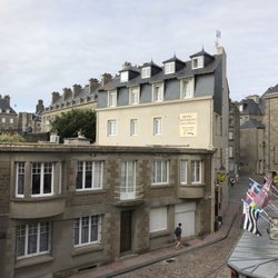 Hôtel de la Porte St Pierre - View from the rampart which actually continue just left of the hotel.