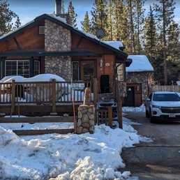 The front of the cabin. Its was a pretty okay place to stay. I mean if you can handle a few things wrong that shouldn't be for that price. The front of the cabin. Its was a pretty okay place to stay. I mean if you can handle a few things wrong that shouldn't be for that price.