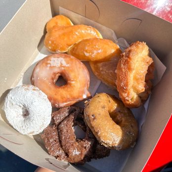 Foster's Donuts - Assorted donuts: raised, old fashioned, cake and cronut - Bakeries Near Me - Thousand Oaks, California Foster's Donuts - Assorted donuts: raised, old fashioned, cake and cronut - Bakeries Near Me - Thousand Oaks, California