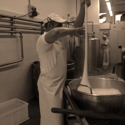 Caseificio Fiordilatte - LA PRODUZIONE DELLA MOZZARELLA..