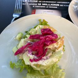 Le W - Tomato & cucumber salad