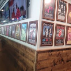 Winking Lizard Tavern