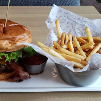 Earls Kitchen + Bar - Cocktail Bars Near Me - Plano, Texas