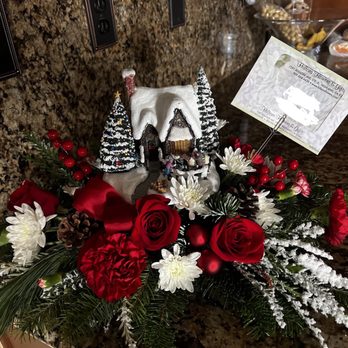 Hilton's Flowers - Christmas arrangement - Florists Near Me - Highland, California Hilton's Flowers - Christmas arrangement - Florists Near Me - Highland, California