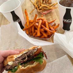 Cheeseburger with Sweet Potato Fries Cheeseburger with Sweet Potato Fries