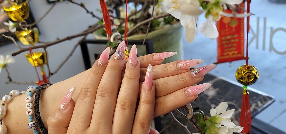 La Parisienne Hair & Nail Salon Logo