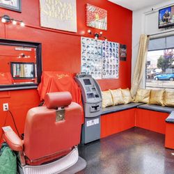 Razor Fresh Barbershop - Barbershop seating area