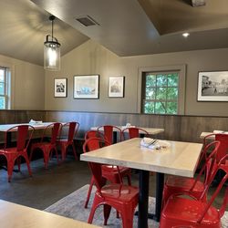 Idletyme - Sad, cheap decor to enjoy your equally sad, but expensive meal.