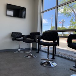 Rowlett Car Wash - Lobby area to wait for your car to finish being cleaned.
