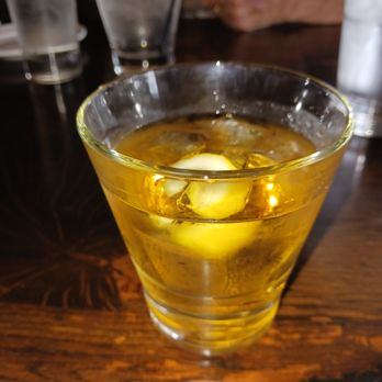 Trezeros Kitchen + Tap - Dewars White Label Scotch on the rocks - Cocktail Bars Near Me - Mount Prospect, Illinois Trezeros Kitchen + Tap - Dewars White Label Scotch on the rocks - Cocktail Bars Near Me - Mount Prospect, Illinois