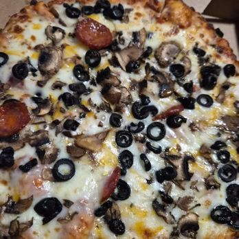 Round Table Pizza - Linguica 4 peaces on a small 21.00 dollars....pizza fraud!!!! - Pizza Near Me - Stockton, California