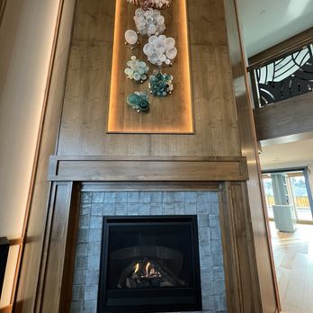 The Allred - Beautiful glass art in the lobby - Hotels Near Me - Newport, Oregon