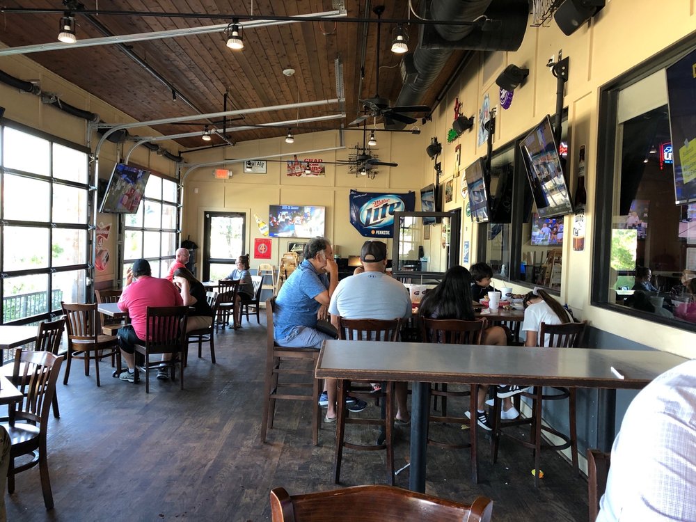 Pluckers Wing Bar - Alliance
