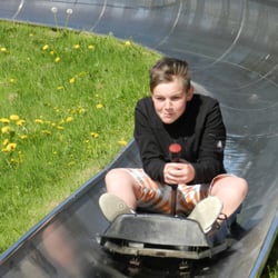 Sommerrodelbahn - Verbissen kämpft er um die Führung