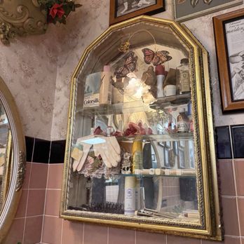Buca di Beppo Italian Restaurant - Ladies Bathroom - Italian Near Me - Davie, Florida Buca di Beppo Italian Restaurant - Ladies Bathroom - Italian Near Me - Davie, Florida
