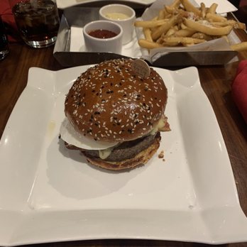Gordon Ramsay Burger Las Vegas - Farmhouse Burger and Truffle Parmesan Fries - Burgers Near Me - Las Vegas, Nevada Gordon Ramsay Burger Las Vegas - Farmhouse Burger and Truffle Parmesan Fries - Burgers Near Me - Las Vegas, Nevada
