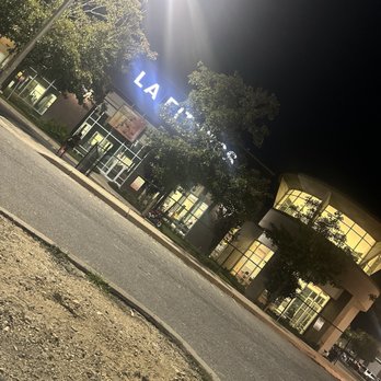 LA Fitness - Look Pretty from the Outside , But like a fat man' who eat'n cheeseburgers all day and night the Insides are Just Rotting Away!! - Gyms Near Me - New Hyde Park, New York