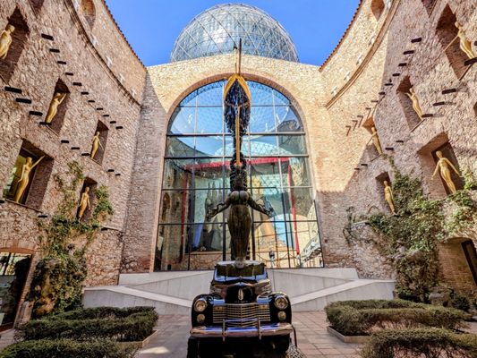 Dalí Theatre-Museum by null