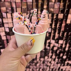 Boba plus - Strawberry and rainbow sprinkles