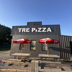 TRE Pizza - Outside seating at TRE pizza