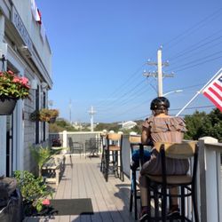 The Cracked Mug - Nice outdoor deck.