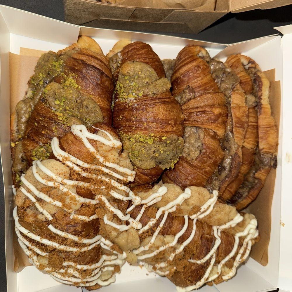 Little Oven - 1/2 dozen of crookies: banana bread cookie dough + dark chocolate pistachio cookie dough + snickerdoodle cookie dough with cookie butter - Desserts Near Me