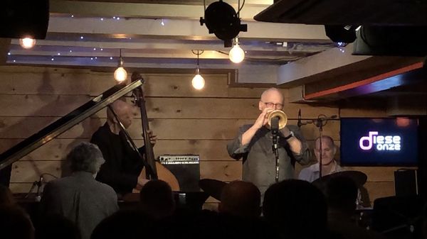 Diese Onze Live Jazz Bar by null