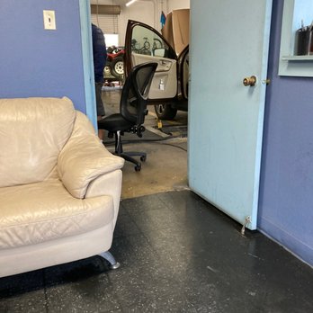 Neighborhood Smog - Waiting room - Smog Check Stations Near Me - Costa Mesa, California Neighborhood Smog - Waiting room - Smog Check Stations Near Me - Costa Mesa, California