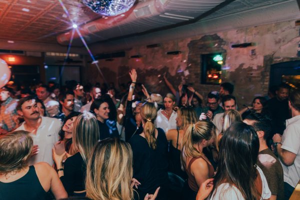 Howards Bar & Club by null