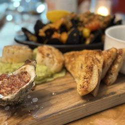 Liberty Kitchen & Oysterette - Oysters, scallop and garlic bread