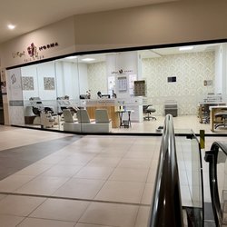 Unas Norma - Second floor entrance, right off escalator.