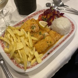 Restaurante O Ferrinho - Perfectly cooked fries with just the right amount of salt. The fish (bacalhau I think?) also perfect. Beautiful presentation.