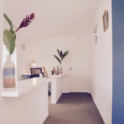 RUA 37 - A Jump Seat Pass includes: a desk chair, work space, desk lamp, fast and stable WiFi, one cup of coffee with each day pass, water, + library