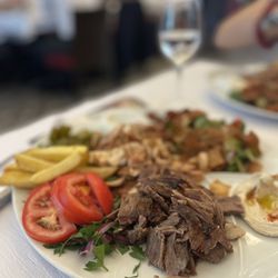 Le Cèdre Maurice - Meat/chicken mix shawarma plate