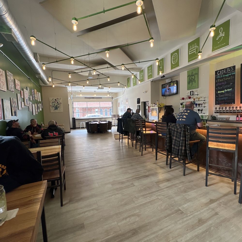 Snappy’s Taphouse - Seating - Cideries Near Me - Coraopolis, Pennsylvania Snappy’s Taphouse - Seating - Cideries Near Me - Coraopolis, Pennsylvania