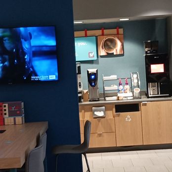 Avid Hotel Denver Airport Area - TV and coffee area in lobby - Hotels Near Me - Denver, Colorado