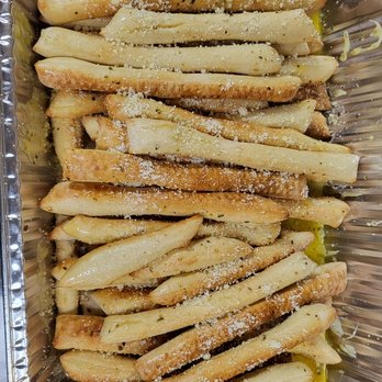 Amili's Pizzeria - Bread sticks plater - Pizza Near Me - Plum, Pennsylvania