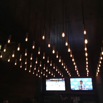 Earls Kitchen + Bar - Canadian (New) Near Me - Vancouver, British Columbia
