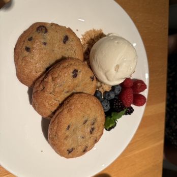 Harvest - Warm Cookies and Vanilla Ice Cream with berries - New American Near Me - Laguna Beach, California
