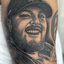 Greyscale tattoo studio - Portrait
