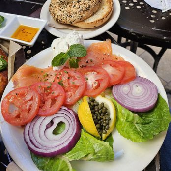 Urth Caffé-Pasadena - smoked salmon plate: salmon, bagel, cream cheese, Roma tomatoes, Romaine lettuce, red onions, and capers - Cafes Near Me - Pasadena, California