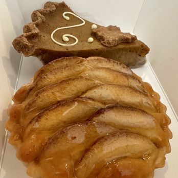 C'est Si Bon Bakery - Apple Almond Tart and Pumpkin pie - Bakeries Near Me - Newport Beach, California C'est Si Bon Bakery - Apple Almond Tart and Pumpkin pie - Bakeries Near Me - Newport Beach, California