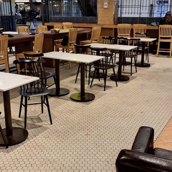 Second Cup - You can see that the seating area is fairly ample and a it's relaxing place to be - Coffee & Tea Near Me - Montreal, Quebec Second Cup - You can see that the seating area is fairly ample and a it's relaxing place to be - Coffee & Tea Near Me - Montreal, Quebec