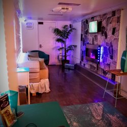 Travel Escape Room - Spacious room can accommodate up to 10 people at a time!
