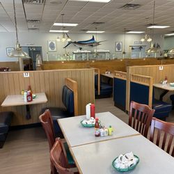 Yadkin Valley Seafood Restaurant - Restaurant seating