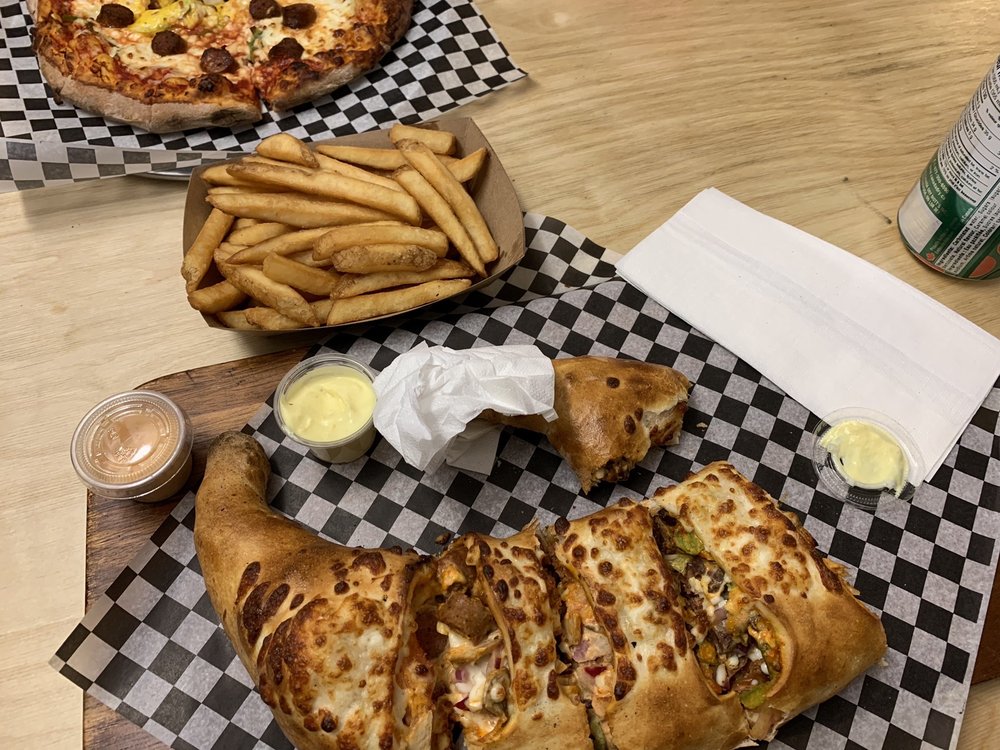 PIZZA TIFOSI 9 Avenue VincentD'Indy, Montréal, Quebec Poutineries