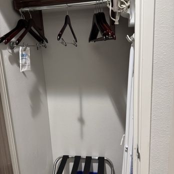 La Quinta Inn & Suites - Closet - Hotels Near Me - Tifton, Georgia La Quinta Inn & Suites - Closet - Hotels Near Me - Tifton, Georgia