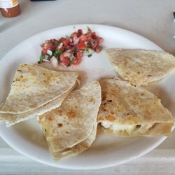 El Mariachi Restaurant Bar - Quesadilla con polo