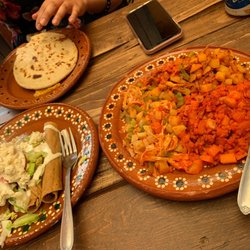El Comal de Doña Meche - Gordita de chicharrón, flautas, and guisados variado